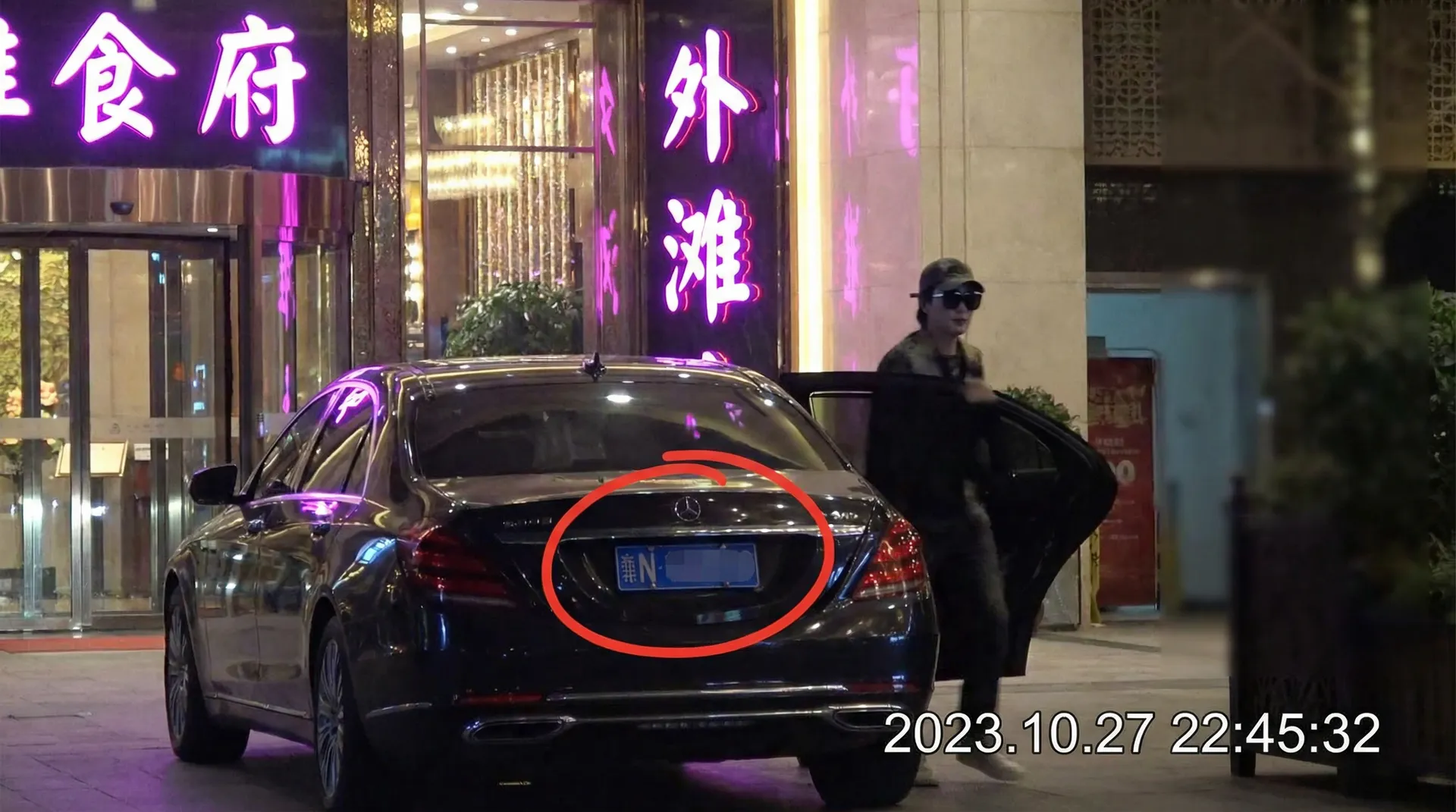 826贵宾会网址 - 豪车餐厅外偷拍